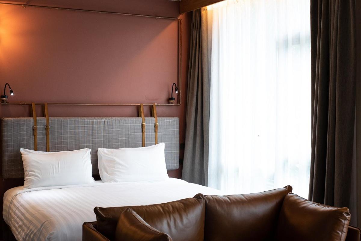 Tints Of Blue Hotel Bangkok Room photo